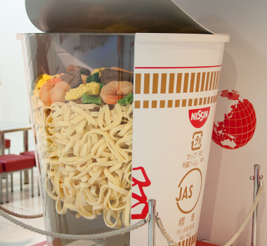 Bên trong mì ly Cup Noodles.